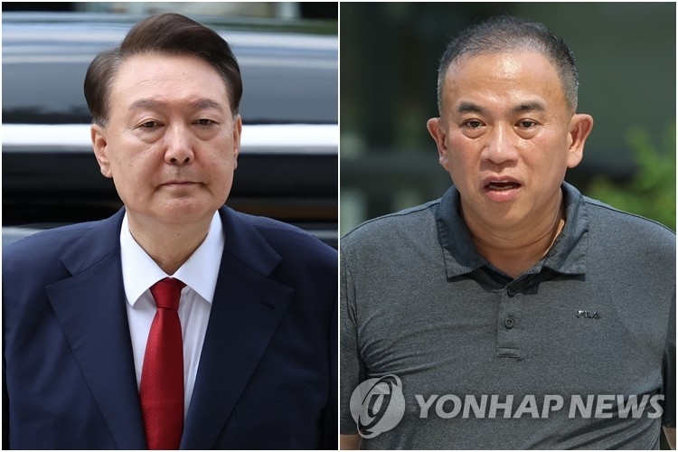 Cựu Tổng thống Yoon Suk Yeol (trái) và doanh nhân Myung Tae-kyun được biết tới với vai trò môi giới chính trị. Ảnh: Yonhap