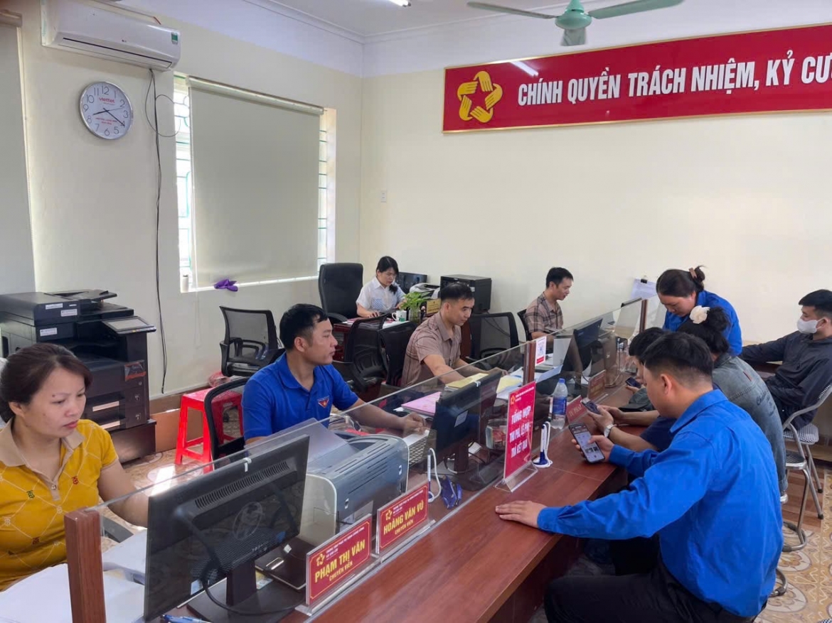 Đội tình nguyện hỗ trợ trực tiếp người dân cài đặt và sử dụng ứng dụng VNeID tại Trung tâm Phục vụ hành chính công xã Cao Lộc. 