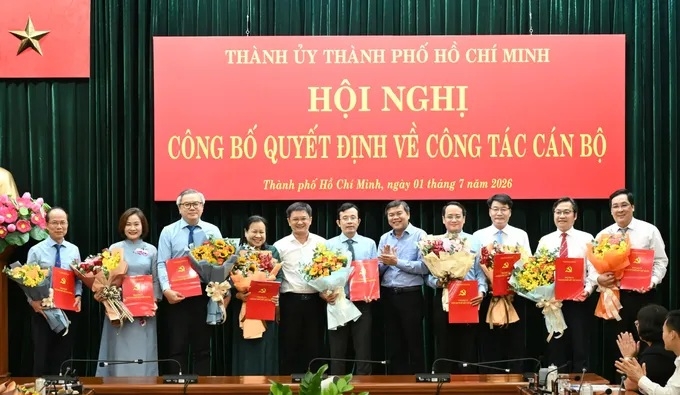 Lãnh đạo TP.HCM trao quyết định cho báo điện tử Tuổi Trẻ (ảnh: Việt Dũng/SGGP)
