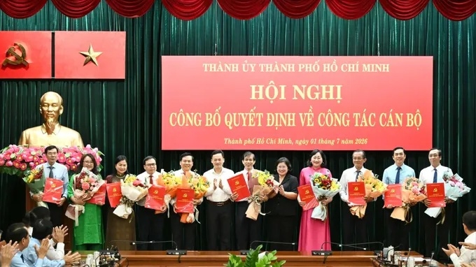 Phó Bí thư Thành ủy TP.HCM Văn Thị Bạch Tuyết trao quyết định nhân sự báo Sài Gòn Giải Phóng (ảnh: Việt Dũng/SGGP)