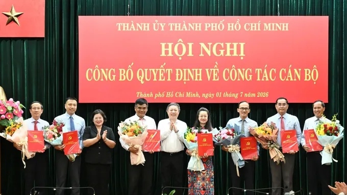 Phó Bí thư Thành ủy TP.HCM Văn Thị Bạch Tuyết trao quyết định nhân sự cho HTV (ảnh: Việt Dũng/SGGP)