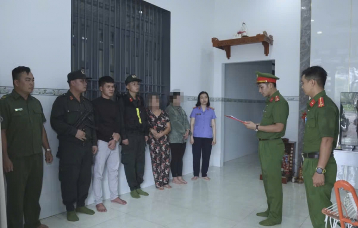 Cơ quan Công an đọc lệnh khám xét nhà đối tượng Phong