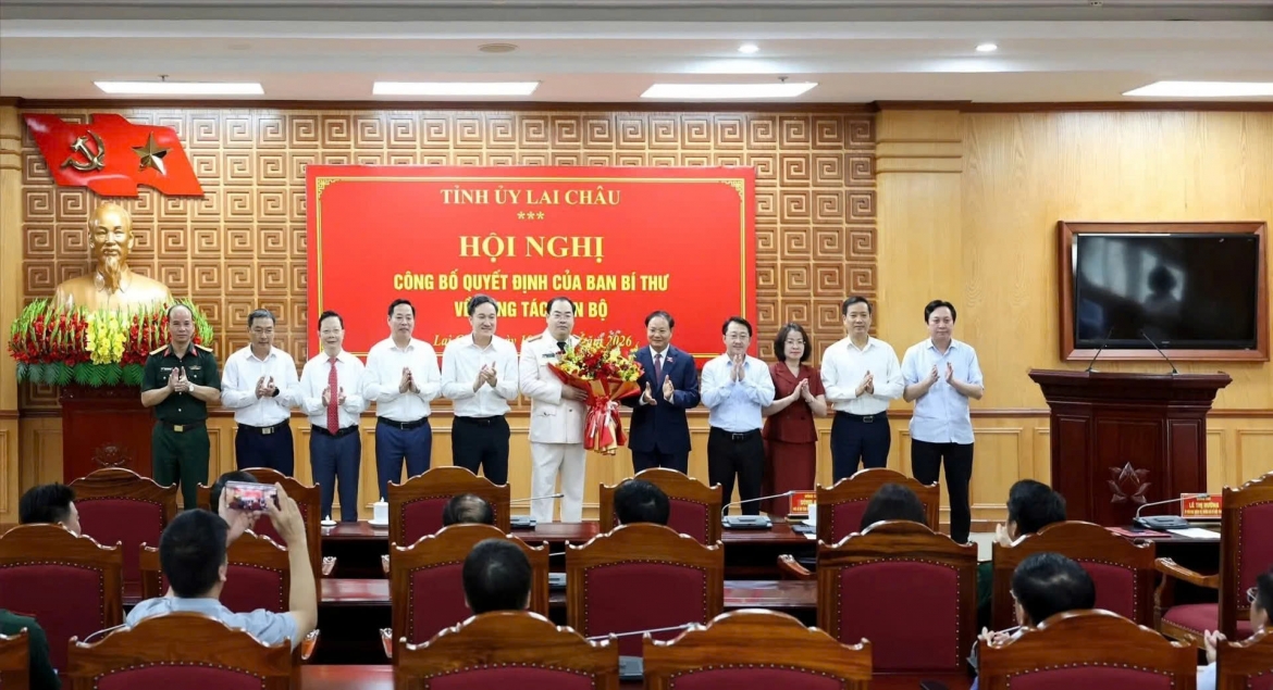 Tập thể Ban Thường vụ Tỉnh ủy Lai Châu chúc mừng tân ủy viên Ban Thường vụ Tỉnh ủy Bùi Quyết Toán.