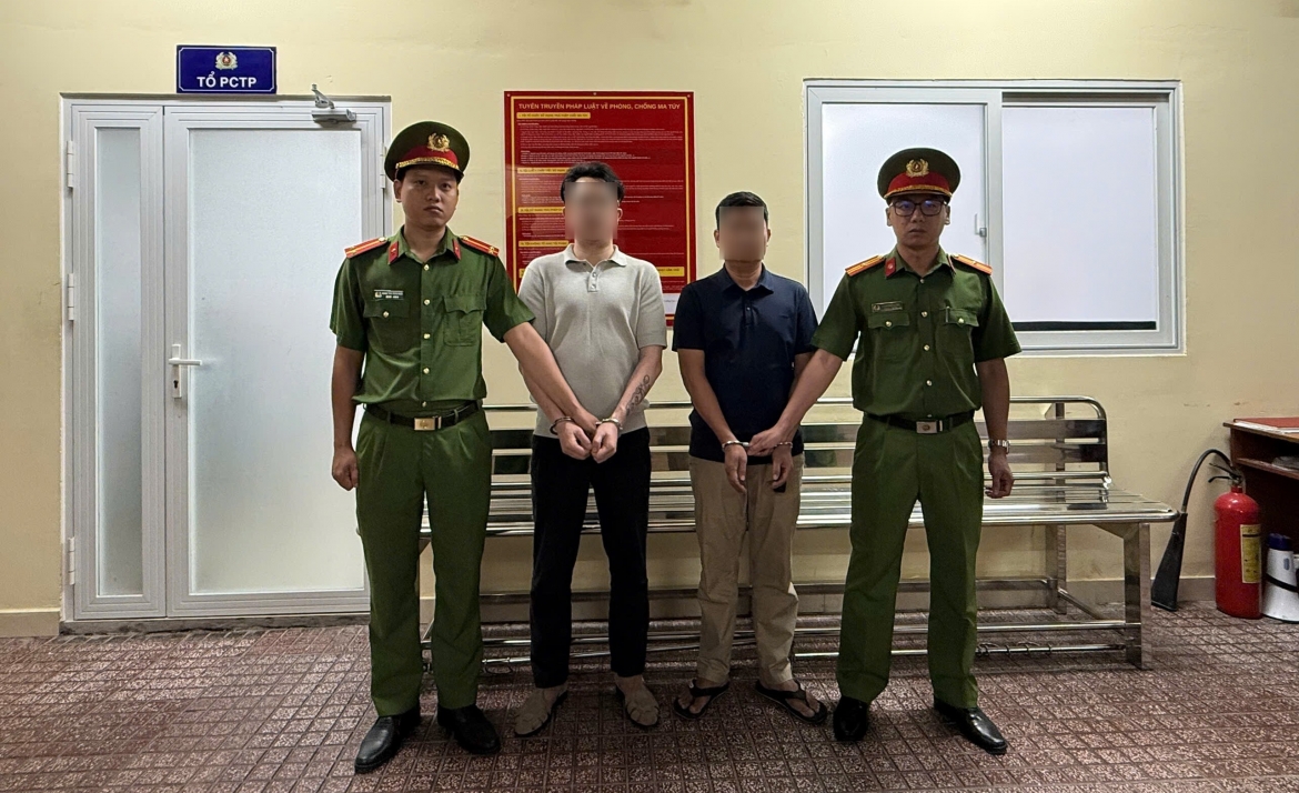 Công an bắt 2 đối tượng về đồn công an.