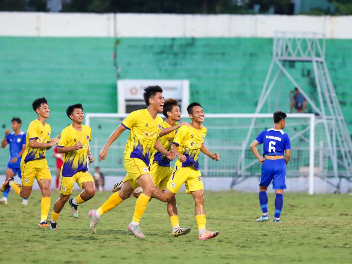 Các cầu thủ Trẻ Hà Nội FC ăn mừng tấm vé thăng hạng lên giải hạng Nhất. (Ảnh: Trẻ Hà Nội FC). 