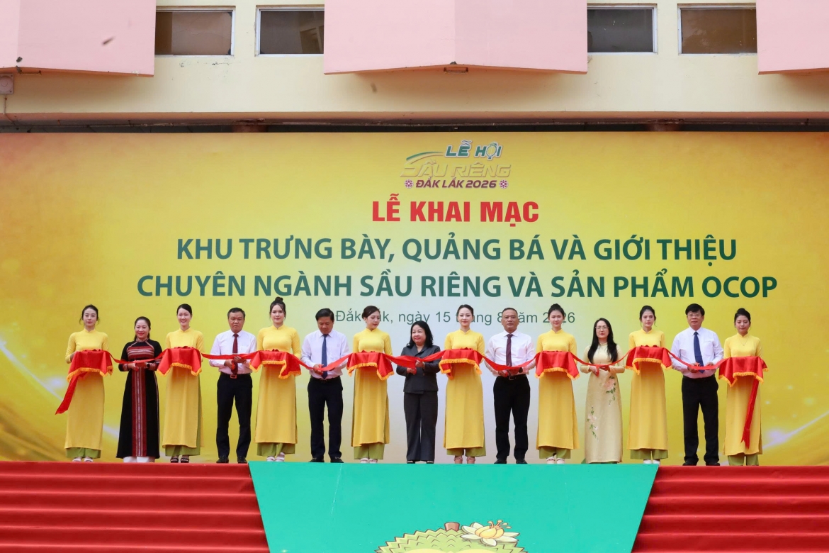Lãnh đạo tỉnh Đắk Lắk thực hiện nghi thức cắt băng khai mạc sự kiện.