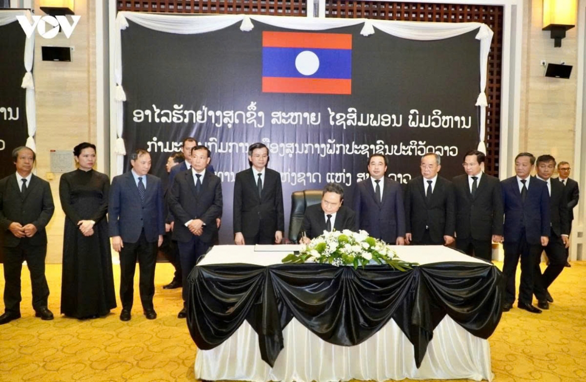 Chủ tịch Quốc hội Trần Thanh Mẫn viết sổ tang tại lễ tang Đồng chí Saysomphone Phomvihane