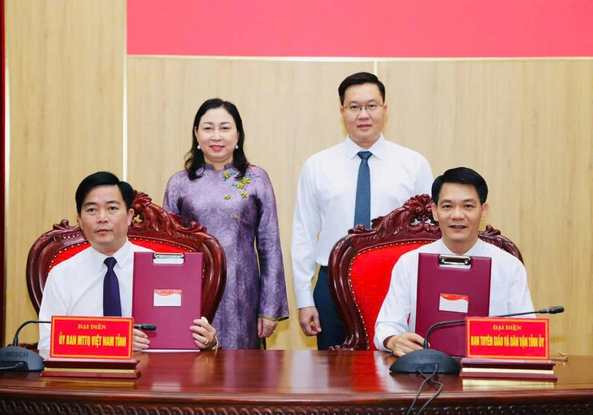 Lãnh đạo Ủy ban MTTQ Việt Nam tỉnh Ninh Bình và Ban Tuyên giáo và Dân vận Tỉnh ủy thực hiện nghi thức ký Biên bản bàn giao. Ảnh: Đức Lam