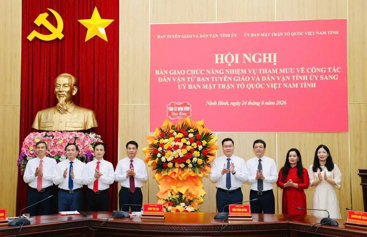 Tỉnh ủy Ninh Bình tặng hoa chúc mừng