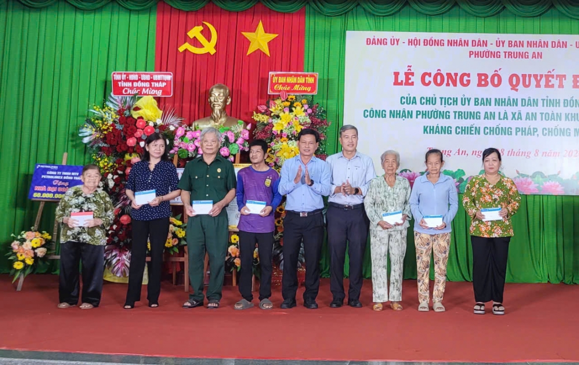 Công ty cổ phần đầu tư xây dựng TICCO tặng quà cho các gia đình chính sách nhân dịp Lễ công bố phường "An toàn khu"