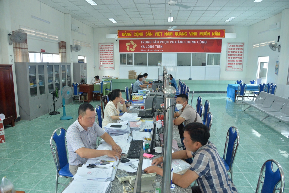 Trung tâm Phục vụ hành chính công xã Long Tiên ân cần phục vụ người dân