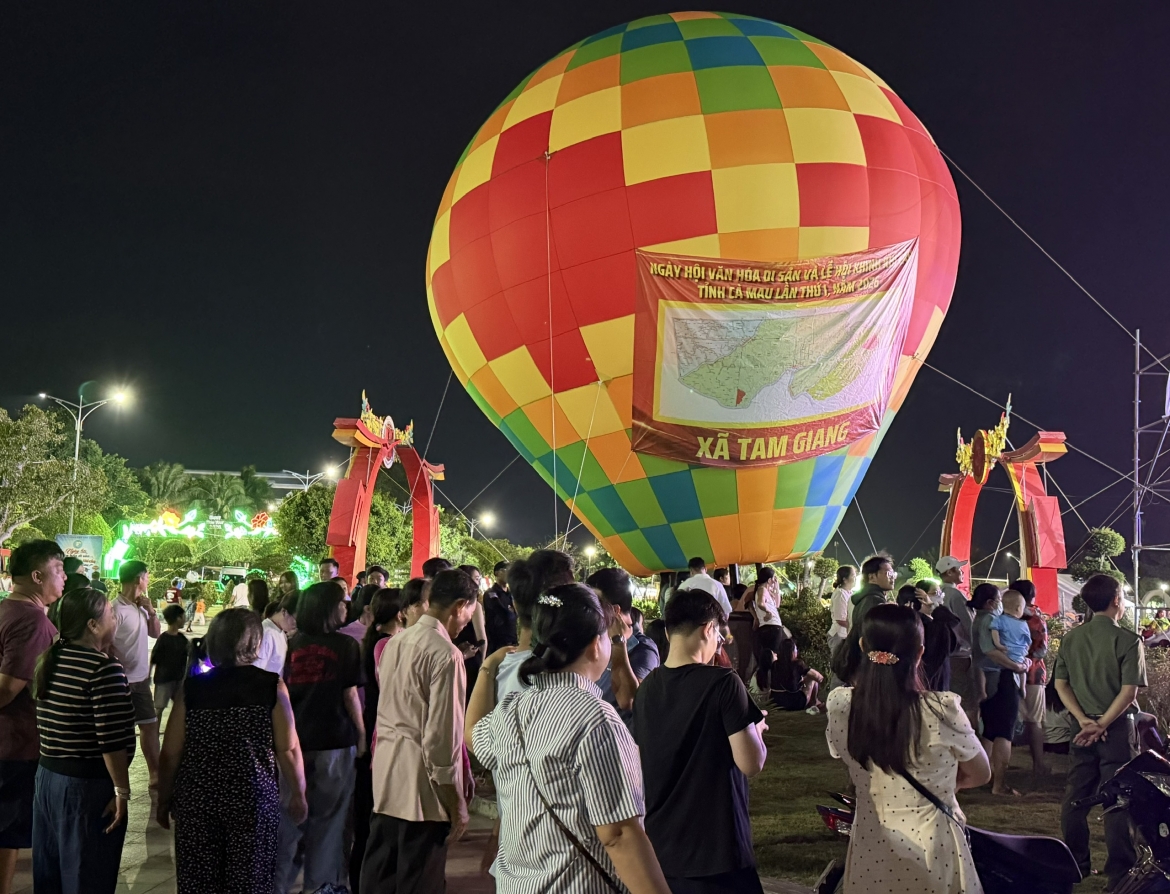 Đông đảo du khách và người dân tỉnh Cà Mau tham quan, chụp ảnh lưu niệm nhân Ngày hội Văn hóa di sản và Lễ hội Khinh khí cầu tỉnh Cà Mau lần thứ I, năm 2026