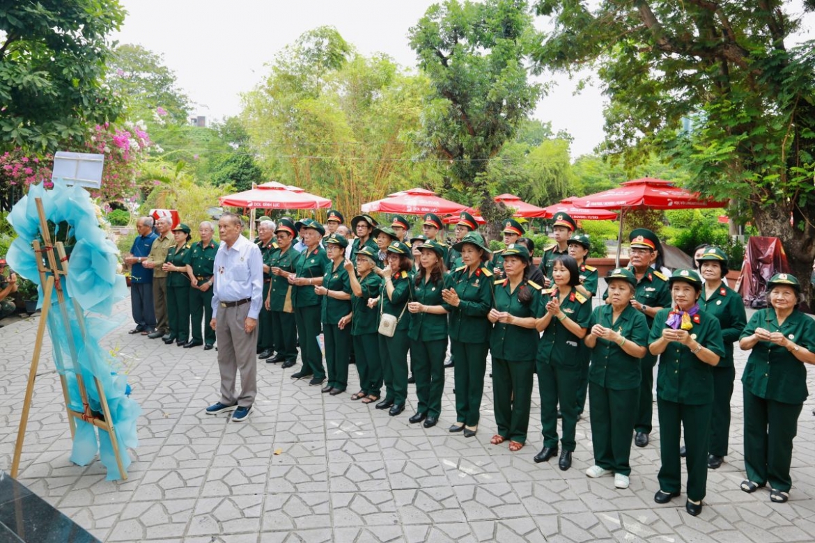 Ban Liên lạc truyền thống Quân y Miền B2 dâng hương tưởng niệm các Anh hùng liệt sĩ tại Công viên Lê Thị Riêng
