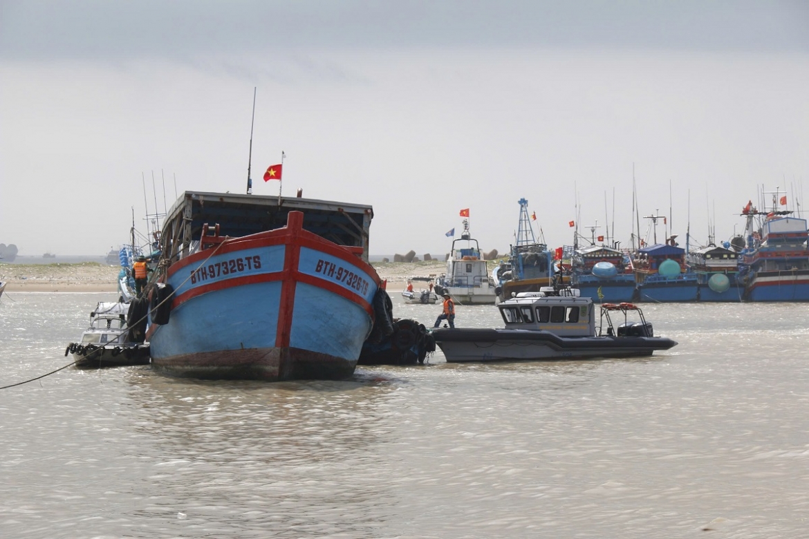 Lực lượng biên phòng tổ chức kiểm tra các phương tiện. Ảnh: B.H