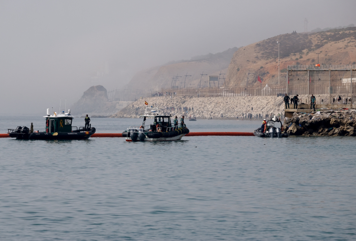 Lực lượng biên phòng Tây Ban Nha ở Ceuta. (Ảnh: Reuters)