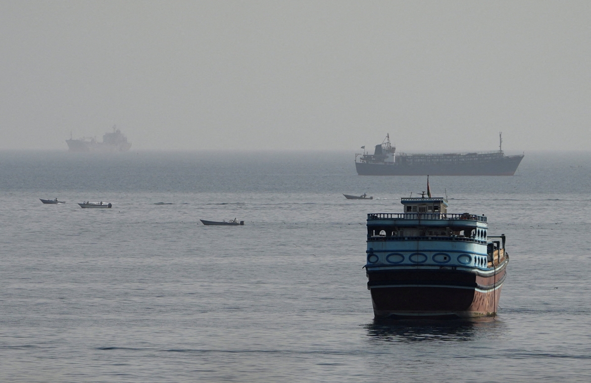 Eo biển Hormuz nhìn từ phía Oman (Ảnh: Reuters)