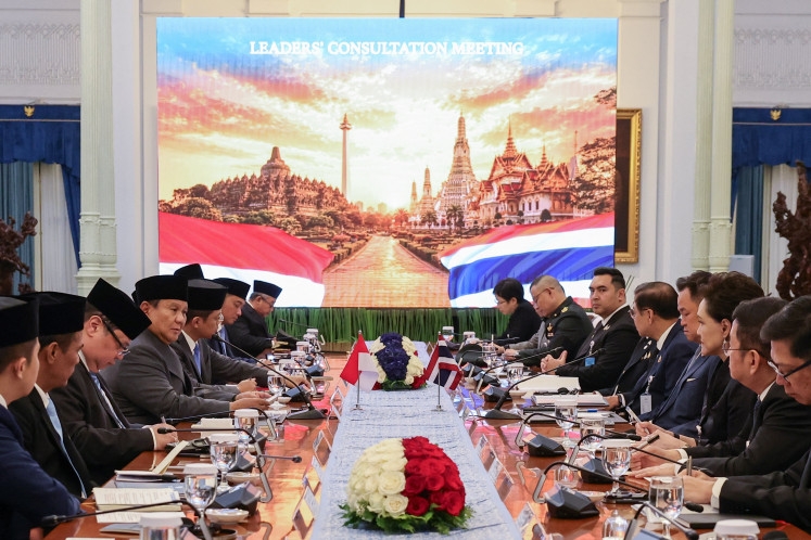 Tổng thống Indonesia Prabowo Subianto và Thủ tướng Thái Lan Anutin Charnvirakul tham dự cuộc gặp song phương tại Phủ Tổng thống Merdeka ở Jakarta. Ảnh: Reuters