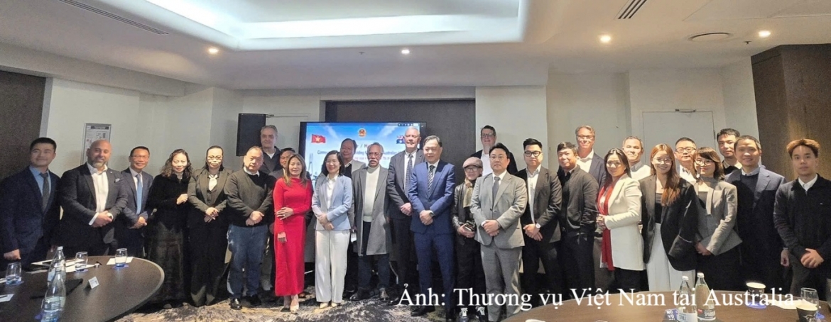 Đại diện đại biểu dự trực tiếp chụp ảnh chung