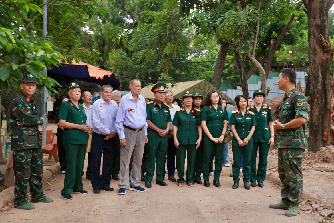 Các cựu chiến binh lặng người xúc động tại nơi đồng đội năm xưa đã nằm lại