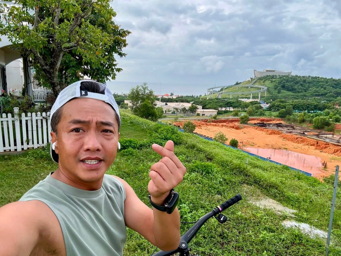 Sao Việt 19/8: Mới đây, doanh nhân Cường Đô La bất ngờ cập nhật tình trạng sức khoẻ khiến nhiều người lo lắng. Theo đó, chồng Đàm Thu Trang cho biết anh đang không ở cạnh gia đình mà phải tự cách ly tại Phan Thiết. Nguyên nhân được Cường Đô La chia sẻ là do bản thân đang mắc COVID-19, không thể kề cận vợ con để tránh nguy cơ lây nhiễm.