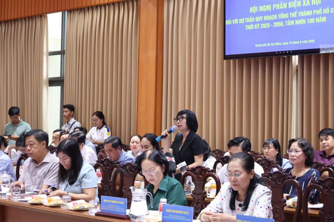 Đại biểu tham luận tại hội nghị, đề xuất nhiều giải pháp nhằm hoàn thiện quy hoạch TP.HCM sau sáp nhập theo hướng bền vững và khả thi
