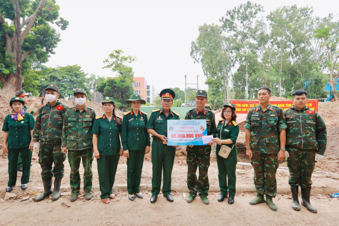 Ban Liên lạc truyền thống Quân y Miền B2 trao bảng tượng trưng 60 triệu đồng hỗ trợ Đội K74 