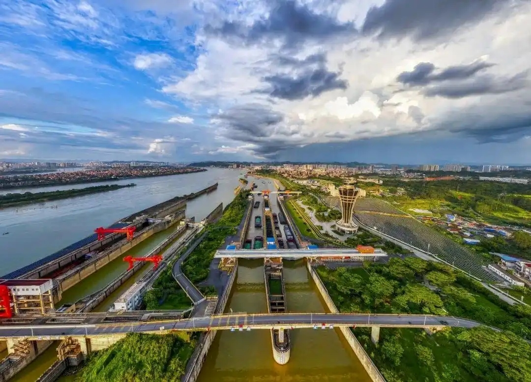 Tàu chở hàng nối đuôi nhau đi qua âu thuyền ở Ngô Châu, Quảng Tây (Ảnh: Nhân Dân nhật báo)