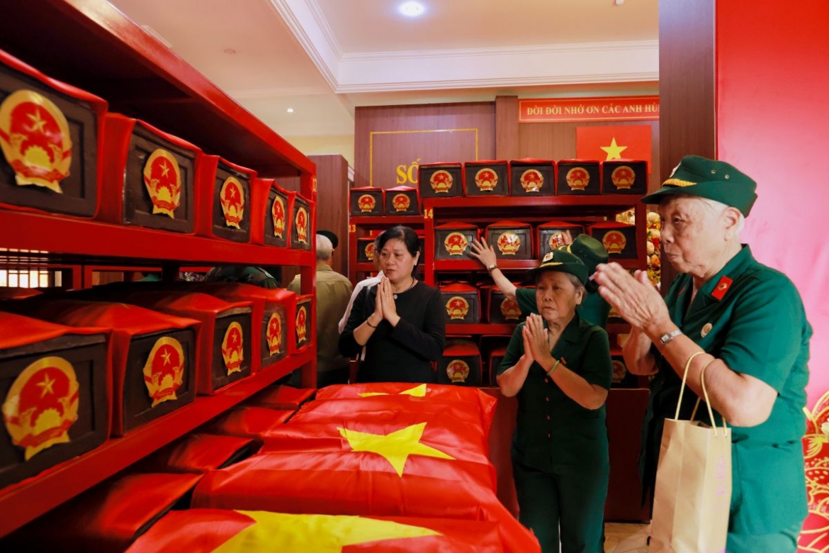 Nghĩa tình đồng đội được tiếp nối qua hoạt động tưởng niệm, thăm hỏi và hỗ trợ lực lượng làm nhiệm vụ quy tập hài cốt liệt sĩ