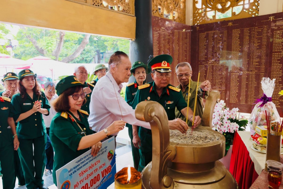 Những nén hương tri ân được thắp lên 