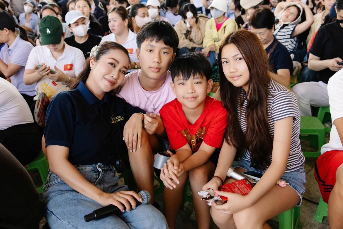 Ốc Thanh Vân chia sẻ hình ảnh cùng các con tham gia chương trình "Mái ấm gia đình Việt" tại tỉnh Khánh Hòa.