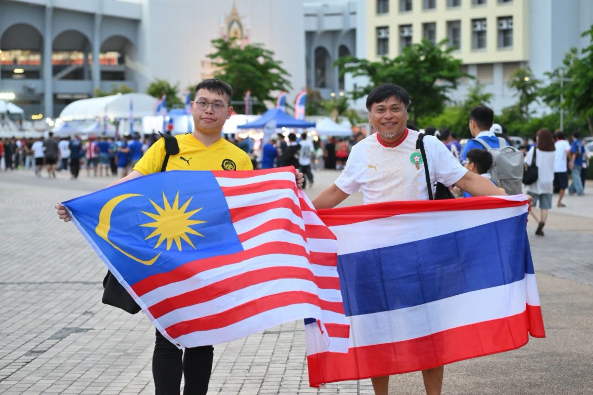 CĐV Malaysia và Thái Lan đổ về sân Rajamangala. (Ảnh: FAT)