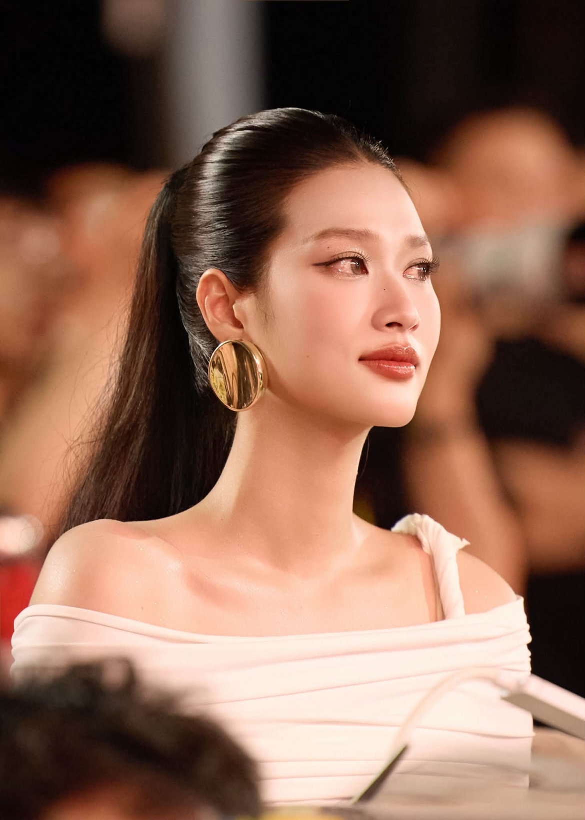 Đoàn Thiên Ân chia sẻ cảm xúc sau chung kết Miss Grand Vietnam 2026: "Đứng dưới ánh đèn sân khấu chung kết Miss Grand Vietnam 2026, bao nhiêu cảm xúc trong Ân lại ùa về. Ngắm nhìn Top 5 rạng rỡ và giây phút tân hoa hậu được xướng tên, Ân cảm nhận rõ rệt ngọn lửa nhiệt huyết, bản lĩnh và khát khao cống hiến của các bạn".