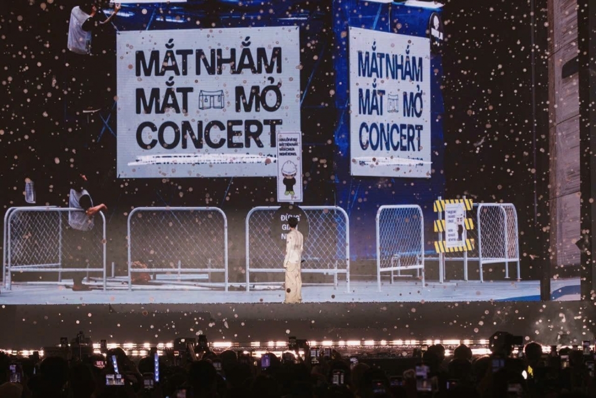 HIEUTHUHAI phấn khích đăng hình ảnh đêm đầu của "Mắt nhắm mắt mở Concert" tại TP.HCM lên trang cá nhân, kèm theo dòng chú thích: "Cảm ơn tất cả mọi người, tất cả SUNDAYs rất rất rất rất rất rất nhiềuuuuu".