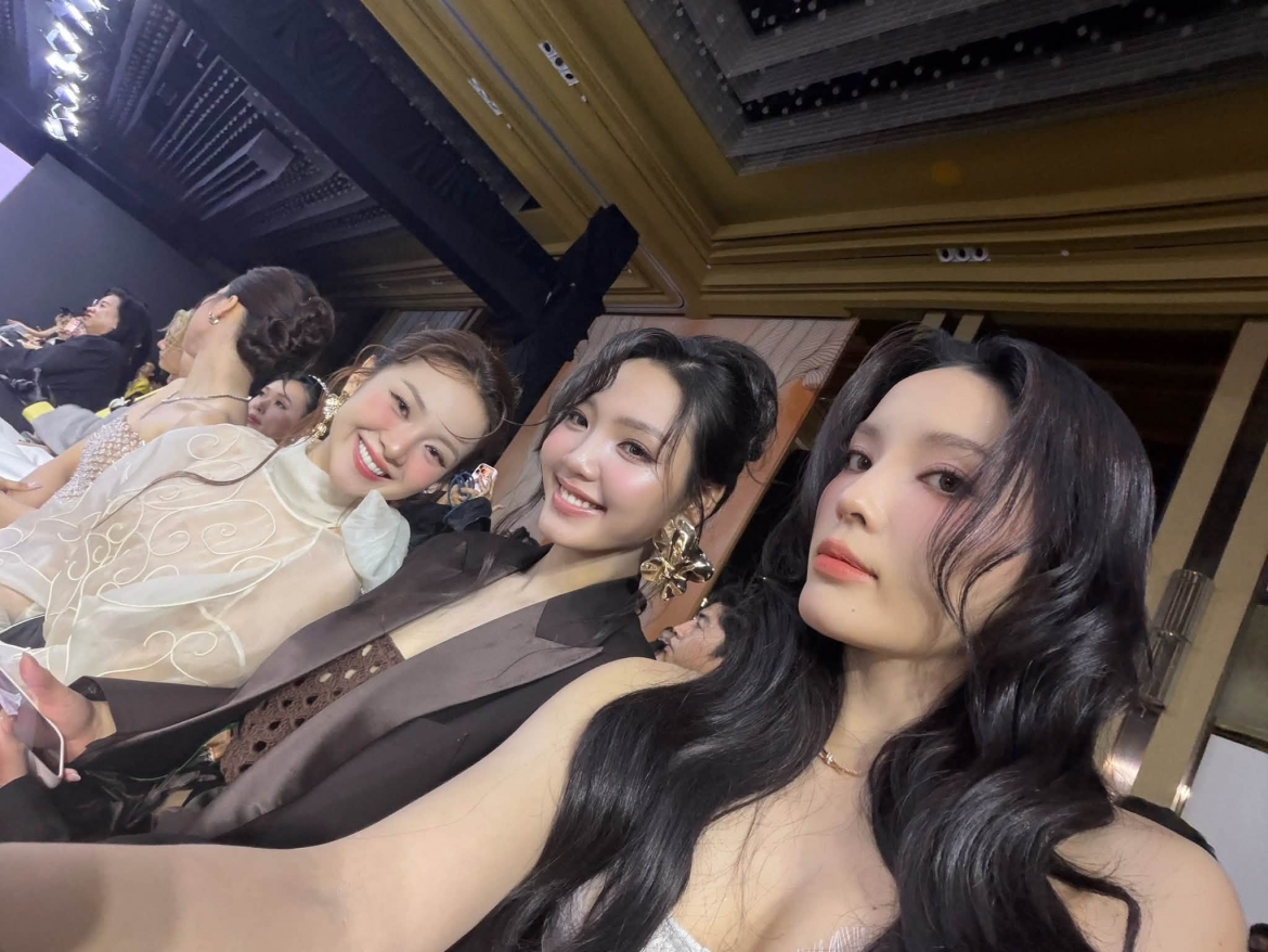 Hoa hậu Nguyễn Cao Kỳ Duyên khoe ảnh tụ tập hội chị em tại sự kiện.