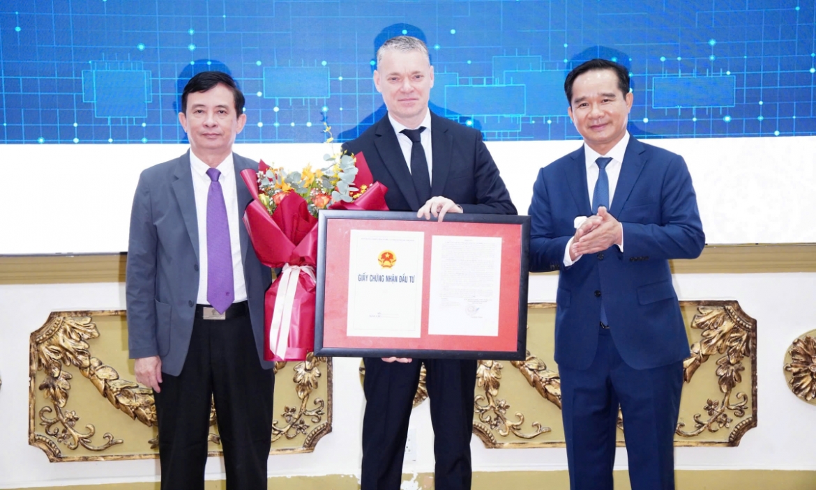 Chủ tịch UBND TP.HCM Nguyễn Văn Được (bên phải) trao giấy chứng nhận đầu tư cho doanh nghiệp có vốn đầu tư nước ngoài (Ảnh: AV)