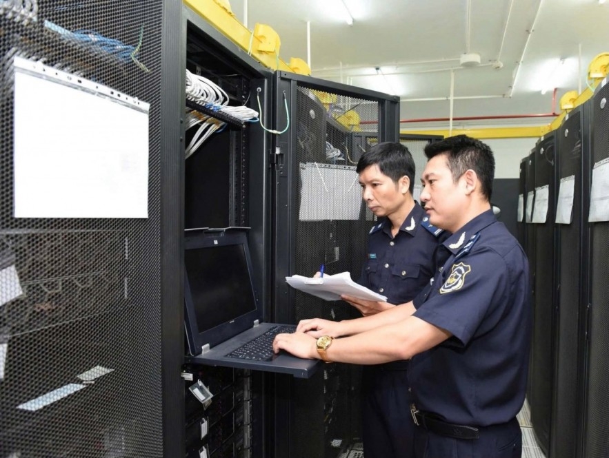 (Cán bộ Ban Công nghệ thông tin và Thống kê Hải quan bảo trì hệ thống VNACCS)