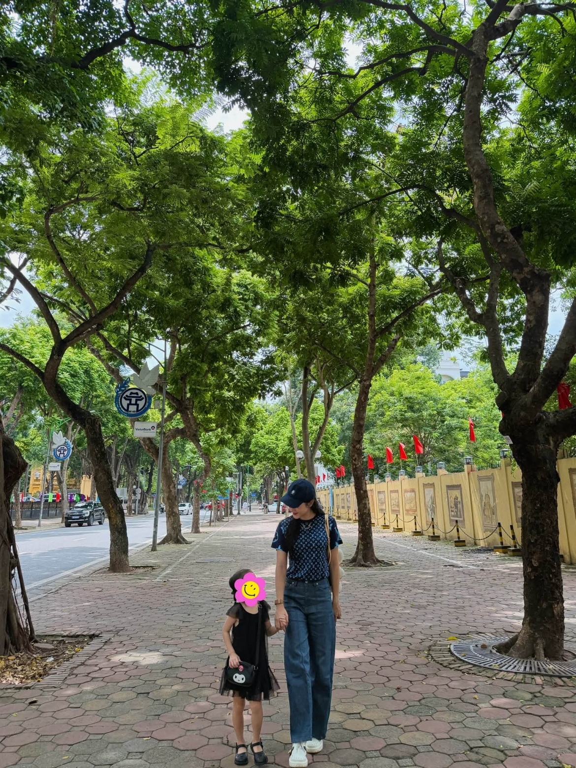 Huyền My hài hước than thở về thời tiết Hà Nội: "Thời tiết Hà Nội dễ chịu quá, đang nắng thì mưa chạy khổng kịp…"