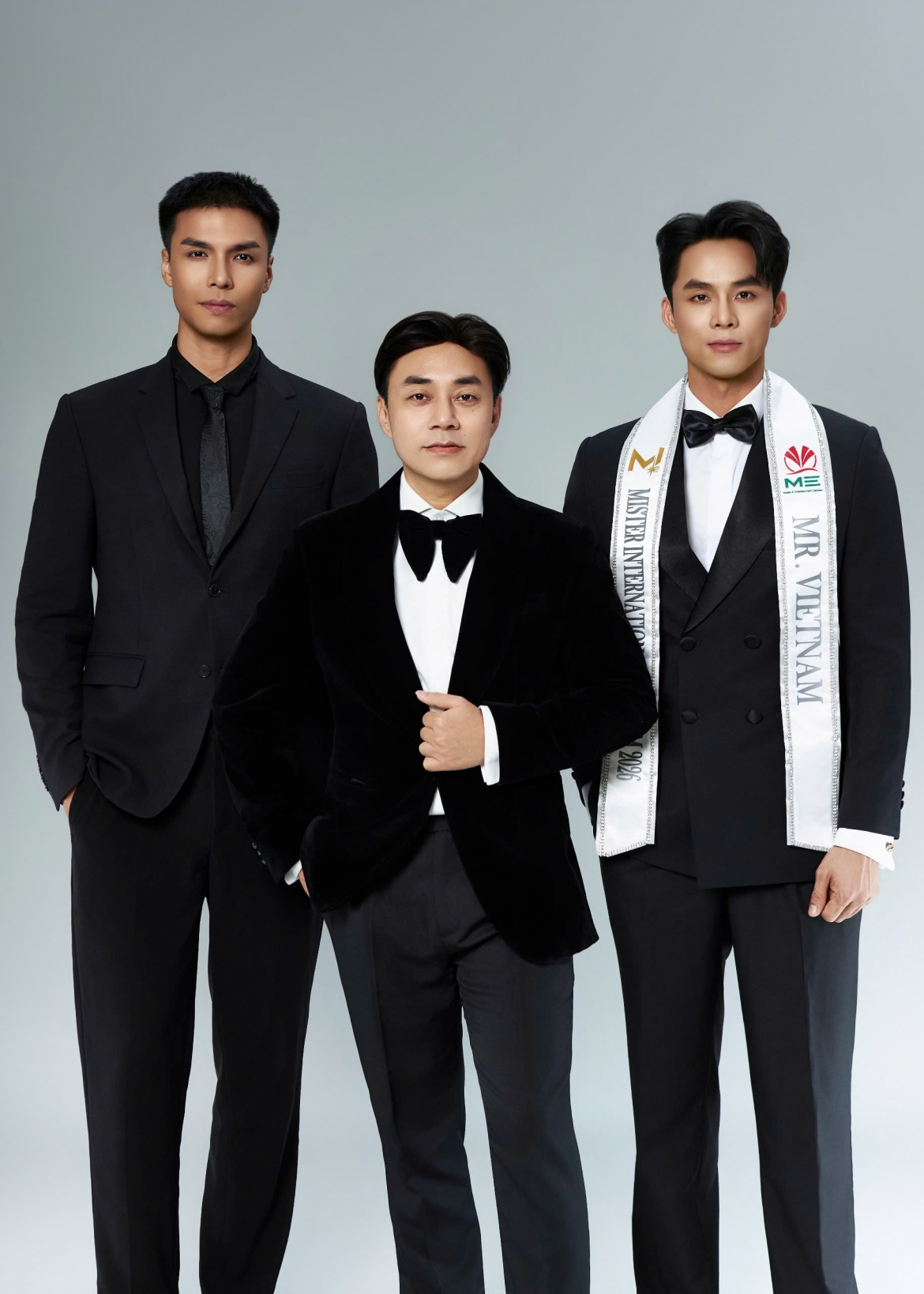 Từ trái qua: Á vương 1 Mister International 2024 Mạnh Lân, Giám đốc quốc gia Mister International Vietnam Đỗ Kim Khánh và đại diện Việt Nam tham dự Mister International 2026 Nguyễn Vũ Linh.