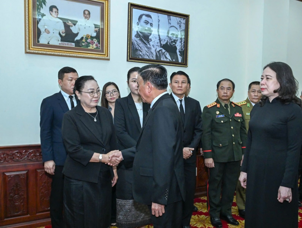 Đồng chí Thường trực Ban Bí thư Trần Cẩm Tú chia buồn với Đại sứ Lào tại Việt Nam Khamphao Ernthavanh. 