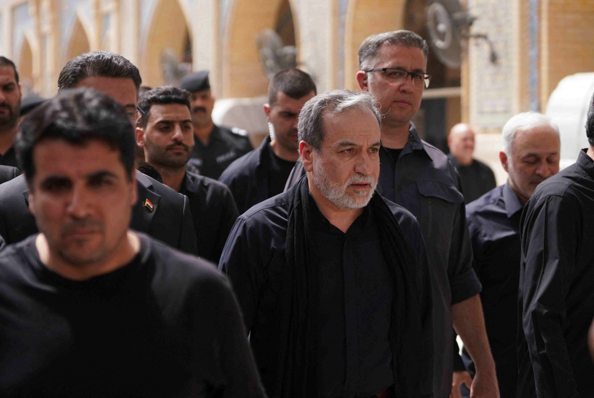 Ngoại trưởng Iran Abbas Araqchi (giữa) đi bộ trong chuyến thăm thành phố linh thiêng Najaf ở Iraq (Ảnh: Reuters)