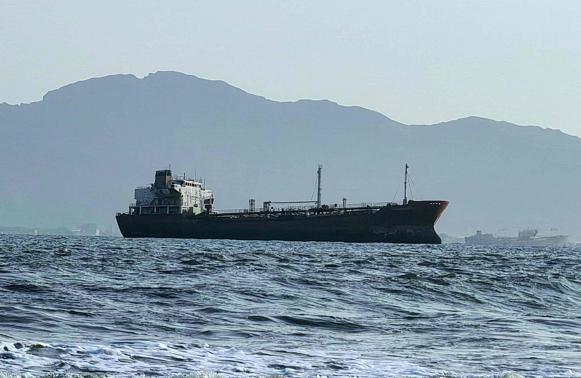 Một con tàu ở ngoài khơi cảng Aden của Yemen (Ảnh: Reuters)