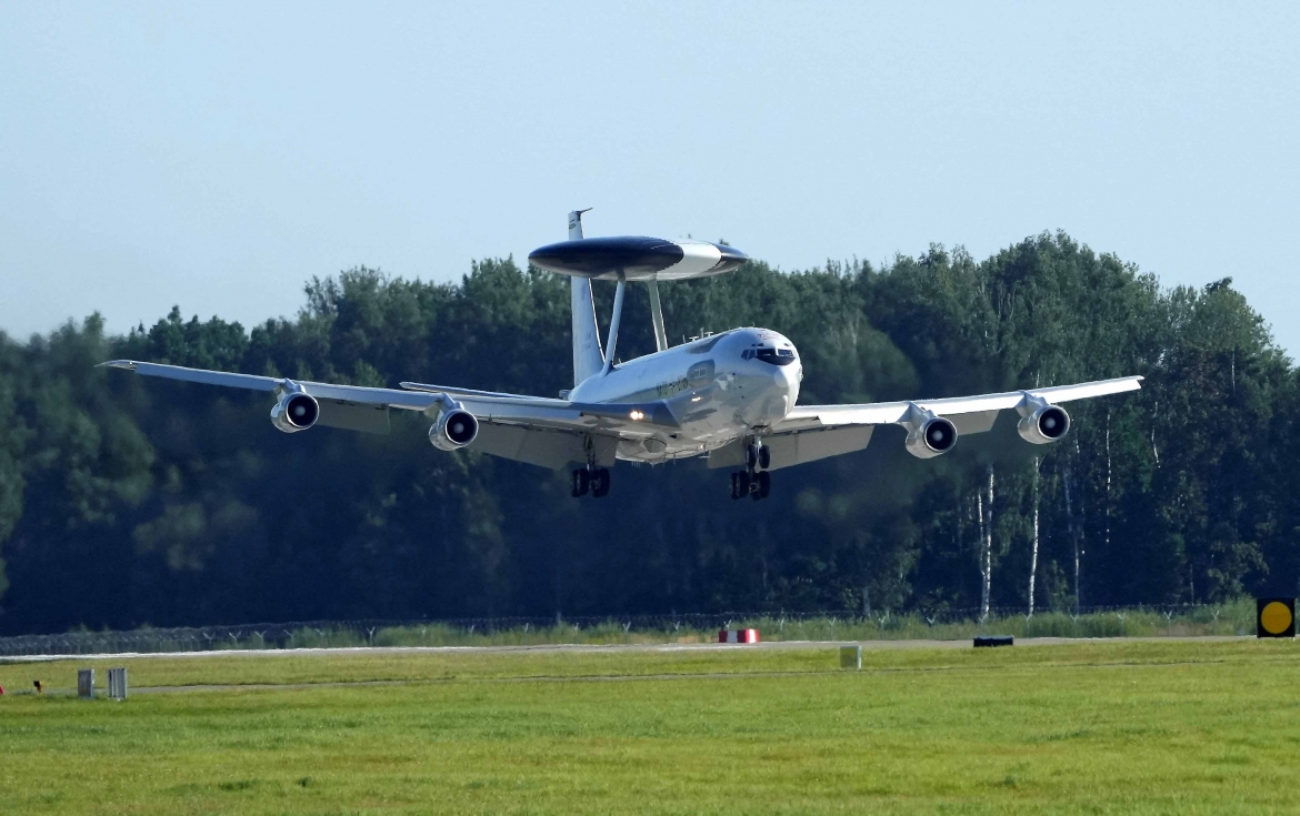 Một máy bay cảnh báo sớm (AWACS) của NATO tại căn cứ không quân Lielvarde, Latvia (Ảnh: Reuters)
