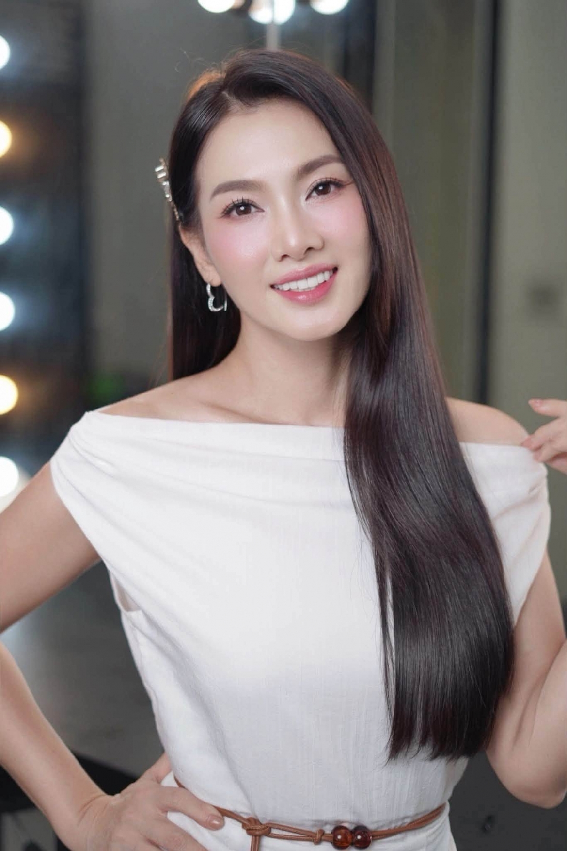 Diễn viên Anh Thư khiến người hâm mộ chú ý với vẻ đẹp đằm thắm, quyến rũ. Cô đặt câu hỏi đầy chất suy ngẫm: “Có phải càng đơn giản càng khó quên không? Hay đậm đà mặn mà mới lưu luyến?”.