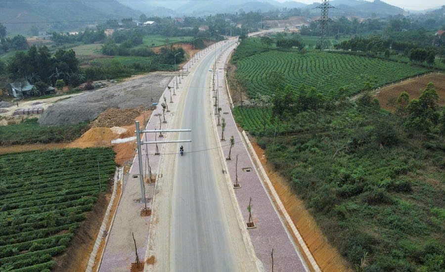 Dự án tuyến đường từ Khu du lịch suối khoáng Mỹ Lâm đến QL2D, kết nối với cao tốc Tuyên Quang - Phú Thọ dài 8,8km, tổng mức đầu tư 487 tỉ đồng, khởi công năm 2022 đã phải gia hạn thời gian thực hiện do vướng mặt bằng. Hiện công trình vẫn chưa nghiệm thu, chính thức đưa vào sử dụng.