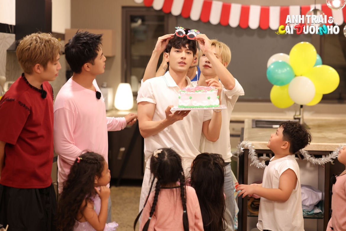 Isaac, Cody Nam Võ, JSOL và HURRYKNG đồng hành cùng 6 “đuôi nhỏ” trong suốt chương trình.