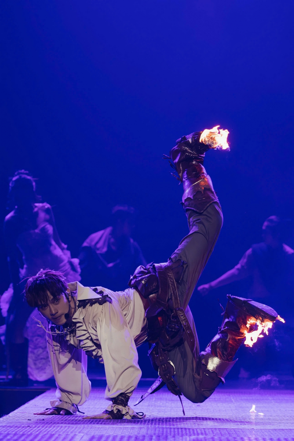 Thuận Nguyễn thực hiện màn tap dance trên đôi giày sắt bọc lửa trong tiết mục Em chỉ im lặng.