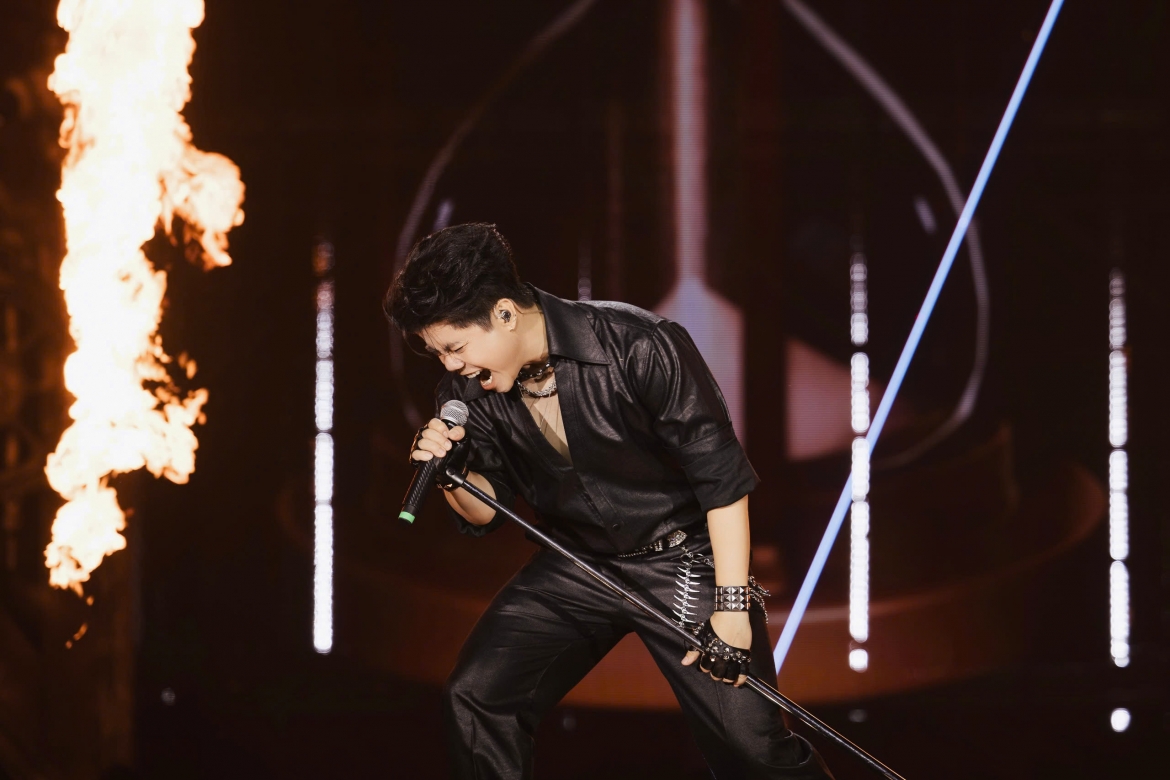Đinh Mạnh Ninh làm mới Giã từ dĩ vãng theo phong cách rock tại trận đấu xóa thẻ.