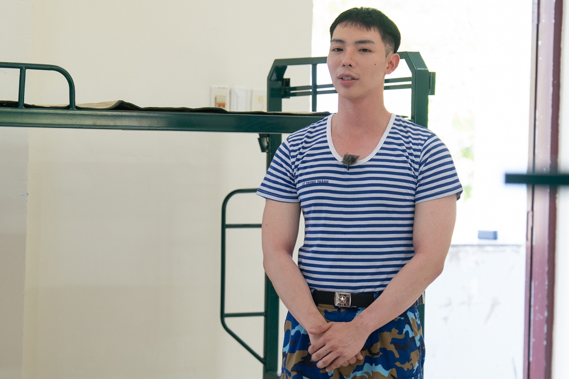 Erik gặp khó khăn trong quá trình thích nghi với môi trường quân ngũ.