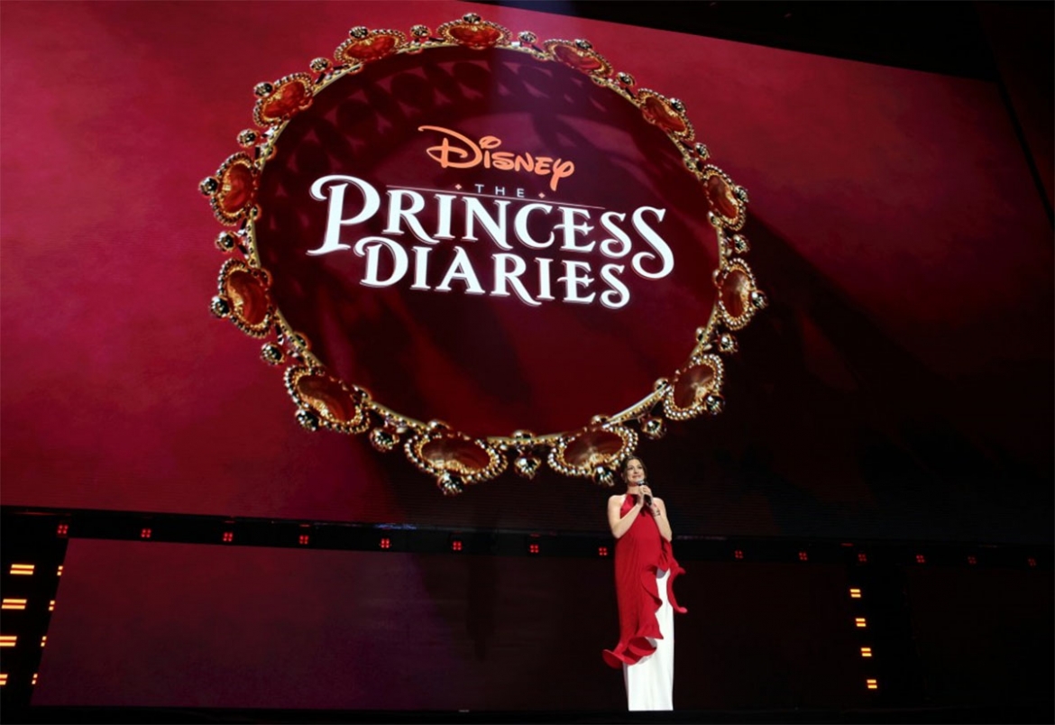 Anne Hathaway trên sân khấu tại sự kiện Disney Entertainment Showcase 2026. (Ảnh: Getty Images/Disney)