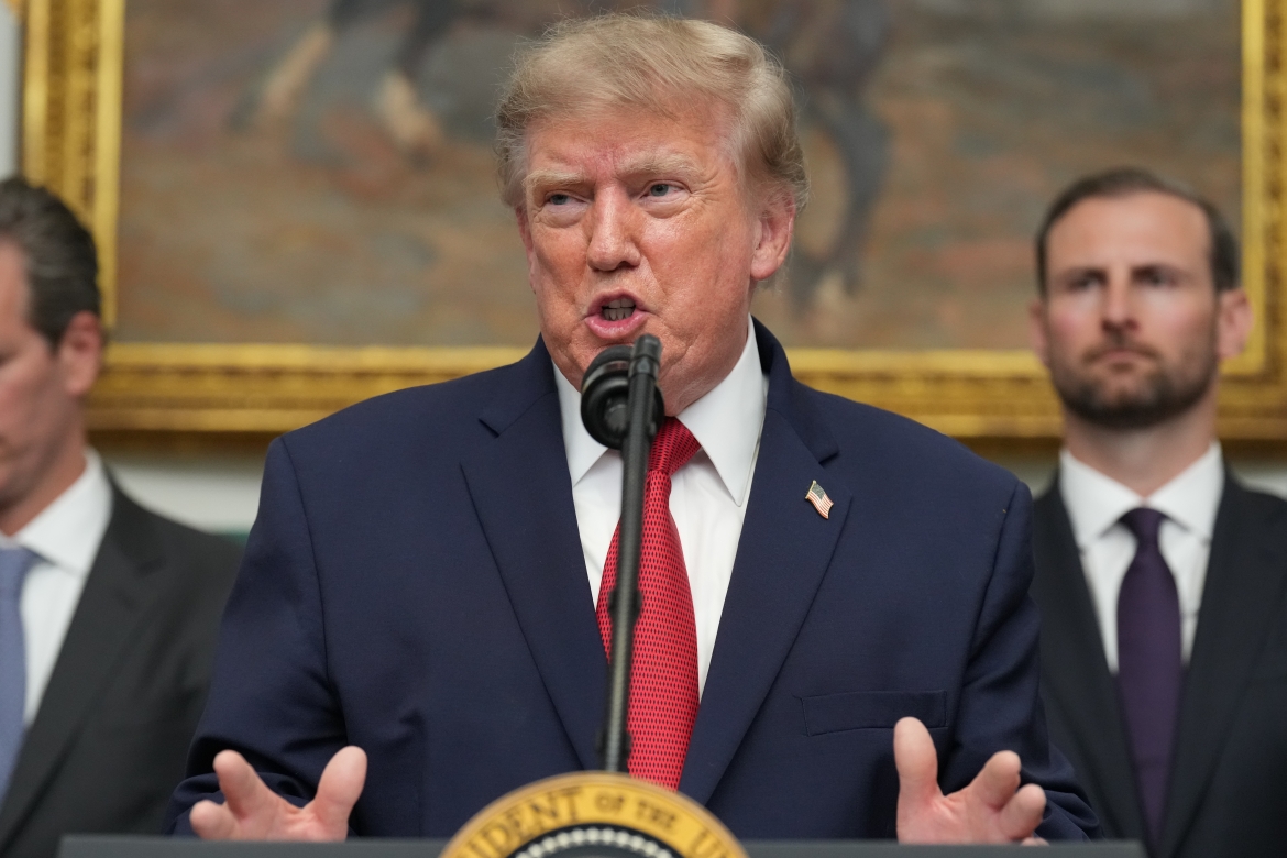 Tổng thống Mỹ Donald Trump tuyên bố "chiến tranh kinh tế" nhằm vào Iran (Ảnh: AP)